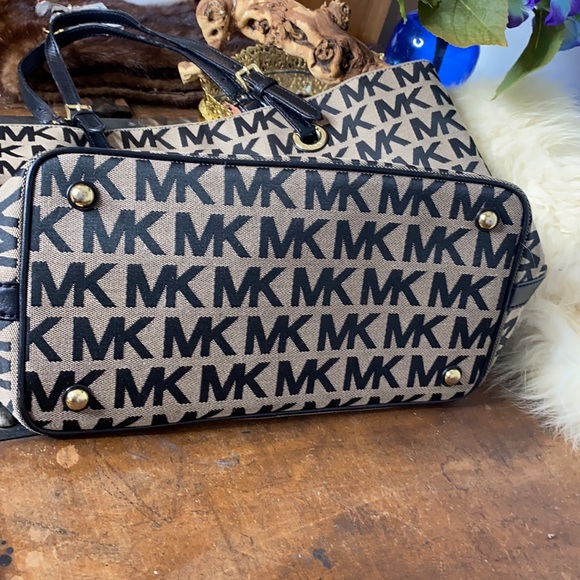 Micheal Kors Tan /Black Signature Fabric Logo Shoulder Bag - Picture 5 of 8
